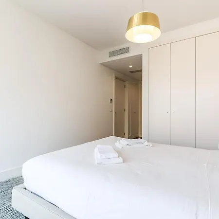 Alcantara Lovely With Balcony 2 Bdr With Ac Лісабон